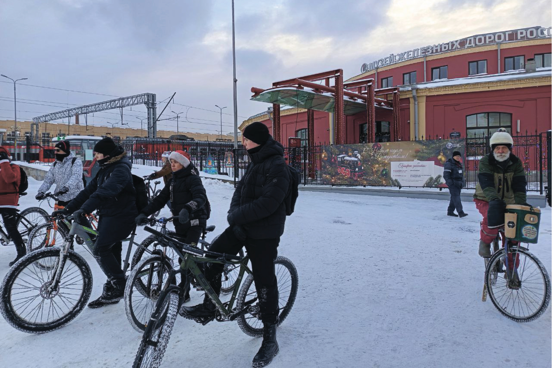 Музей железных дорог России принял Петербургский Велопарад Дедов Морозов и Снегурочек